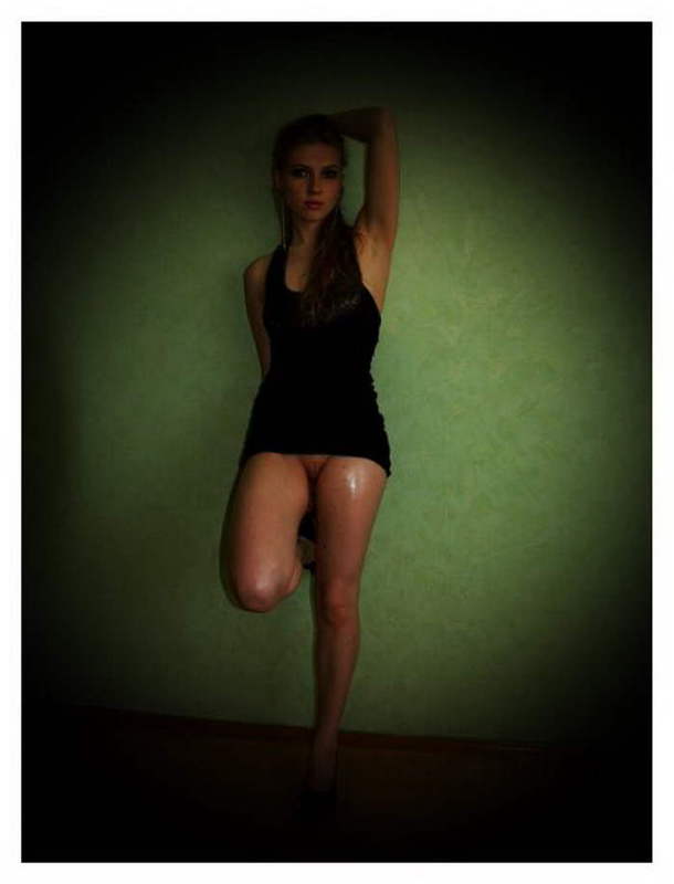 Подруга готовит ужин и раздевается на кухне 5 фотография