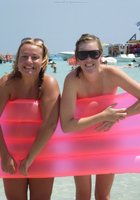 Скрытая камера снимает сиськи женщин загорающих топлес на пляже 2 фото Скрытая камера снимает сиськи женщин загорающих топлес на пляже 2 фото