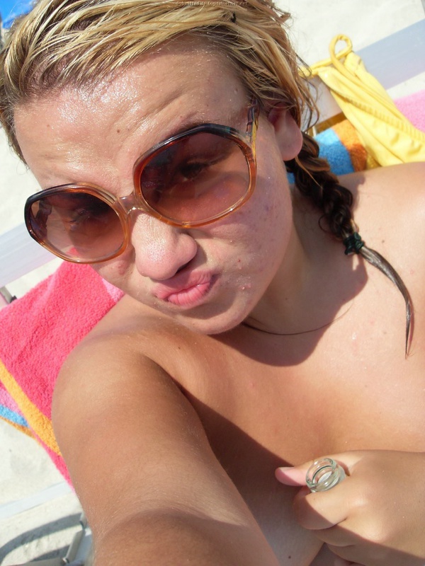 Скрытая камера снимает сиськи женщин загорающих топлес на пляже 7 фотография