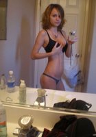 Страстные чиксы снимают себя голышом перед зеркалом 7 фото