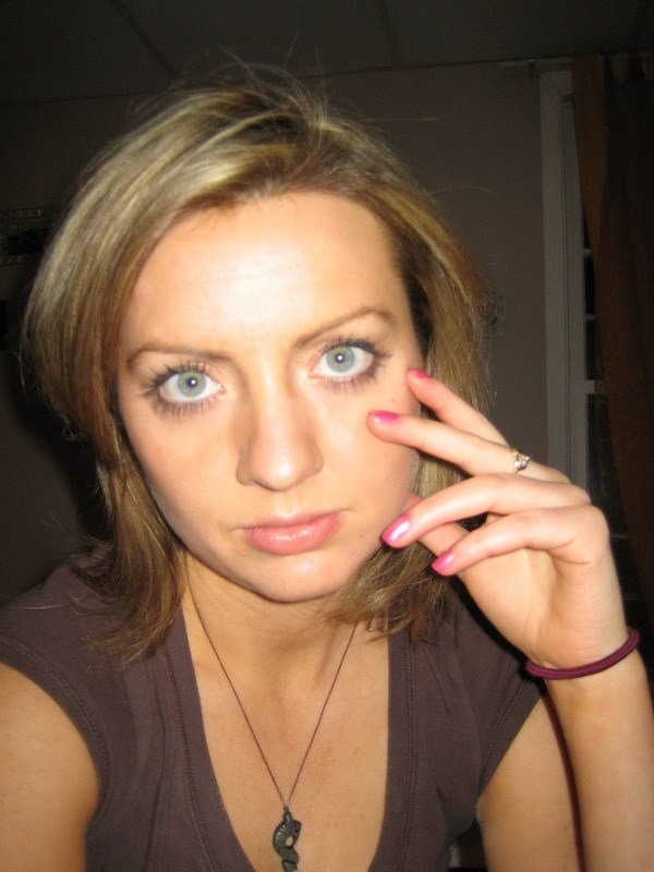 Бестия с бритой киской в квартире трахает узкие дырочки вибратором 12 фотография