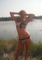 Девушки в купальниках позируют на пляжах 3 фото Девушки в купальниках позируют на пляжах 3 фото