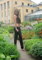 Шатенка сняла одежду посреди городского парка 1 фото Шатенка сняла одежду посреди городского парка 1 фото