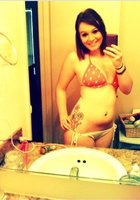 Девицы перед зеркалом фотографируют свою грудь 2 фото Девицы перед зеркалом фотографируют свою грудь 2 фото