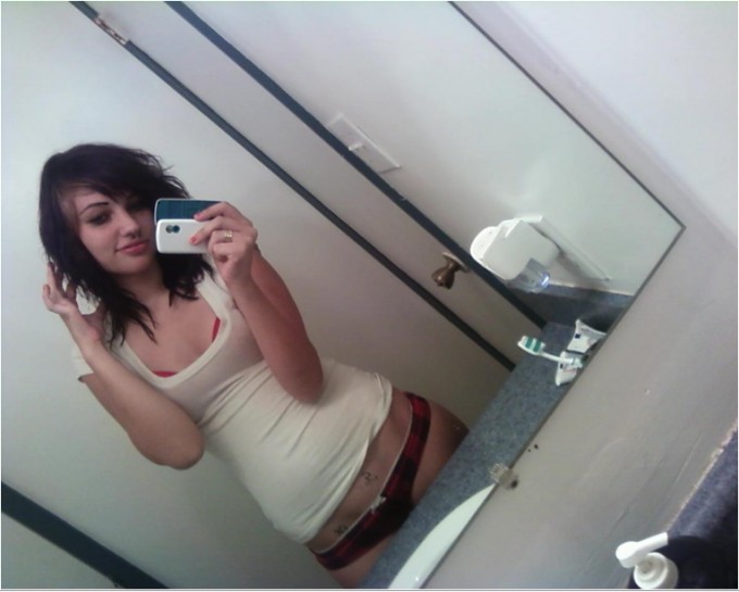 Девицы перед зеркалом фотографируют свою грудь 1 фотография