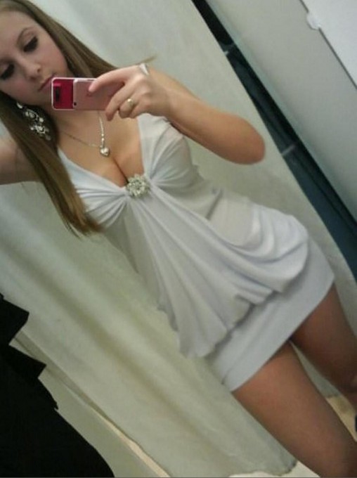 Девицы перед зеркалом фотографируют свою грудь 4 фотография