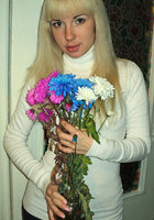 Русская блондинка с челкой и веснушками разделась в студии 6 фото