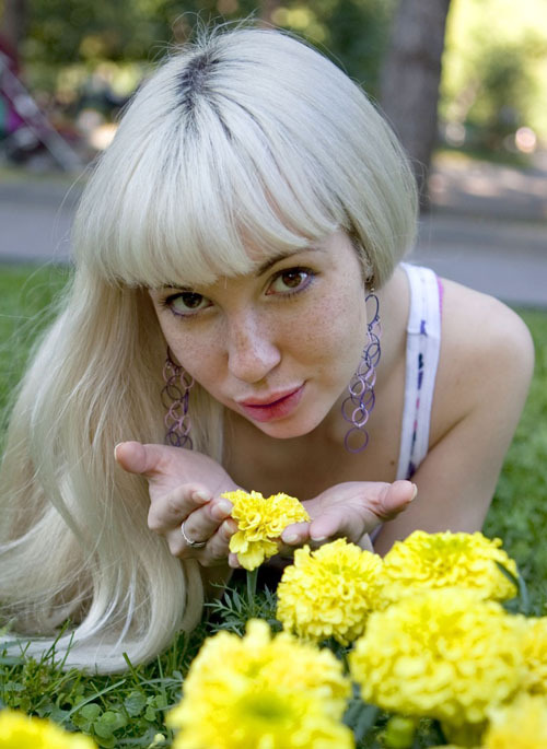 Русская блондинка с челкой и веснушками разделась в студии 4 фотография