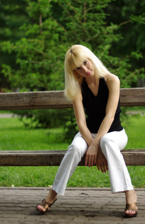 Русская блондинка с челкой и веснушками разделась в студии 9 фотография