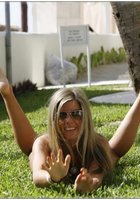 Частные снимки молодых телок загорающих с голыми сиськами 16 фото