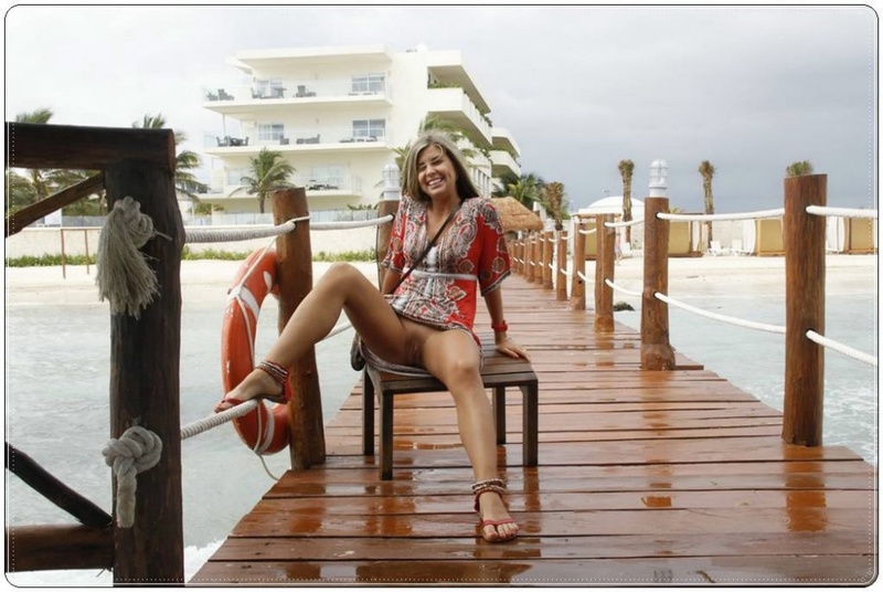 Частные снимки молодых телок загорающих с голыми сиськами 4 фотография