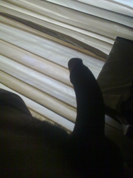 Любовник показывает возбуждённый член у подруги дома 9 фотография