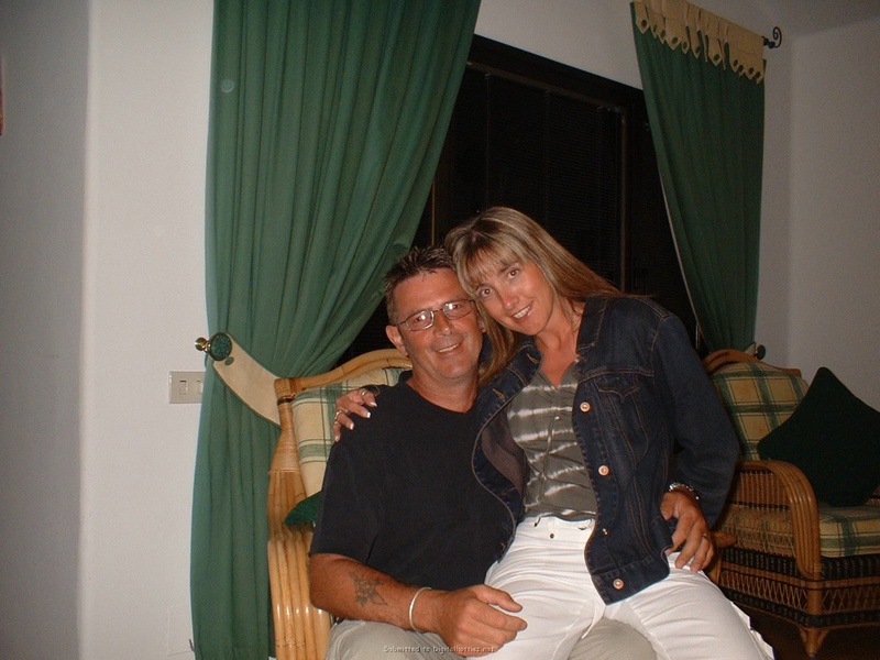 Любовники развлекаются топлесс у бассейна 10 фотография