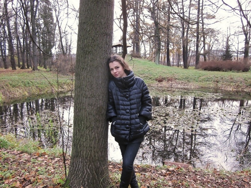 Студентка обнажила грудь и киску в беседке 15 фотография