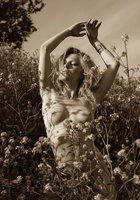 Стройная блондинка не скрывает вагину и сиськи от поклонников 11 фото