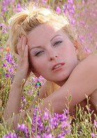 Стройная блондинка не скрывает вагину и сиськи от поклонников 4 фото