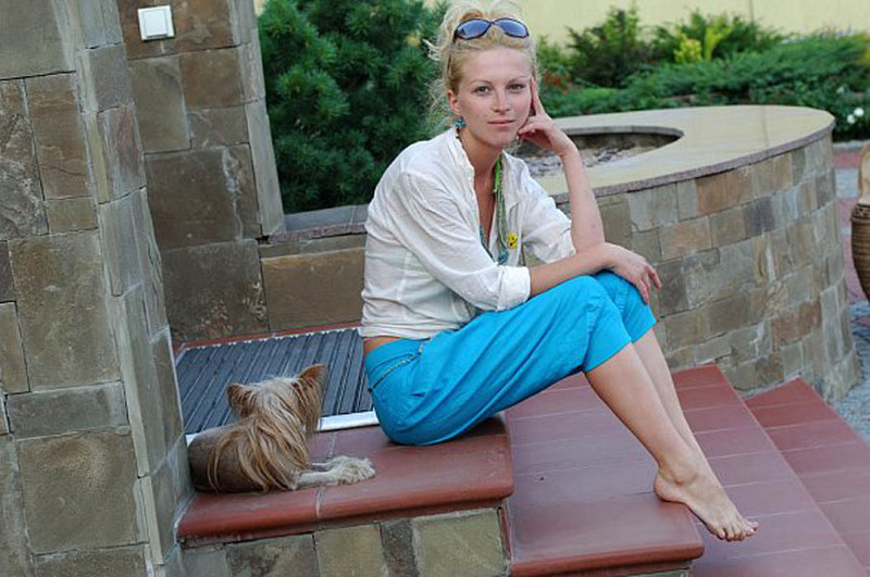 Стройная блондинка не скрывает вагину и сиськи от поклонников 2 фотография