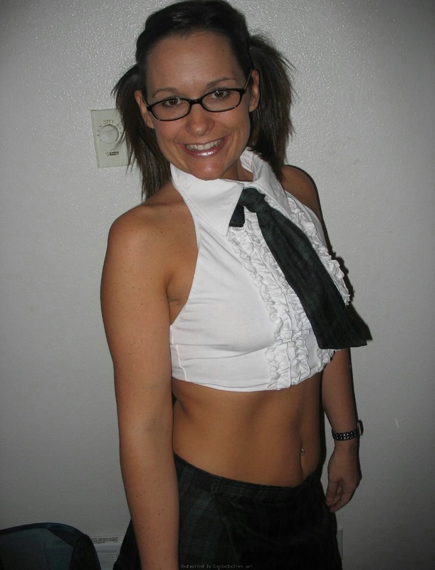 Зрелая женщина примеряет сексуальный костюм 9 фотография