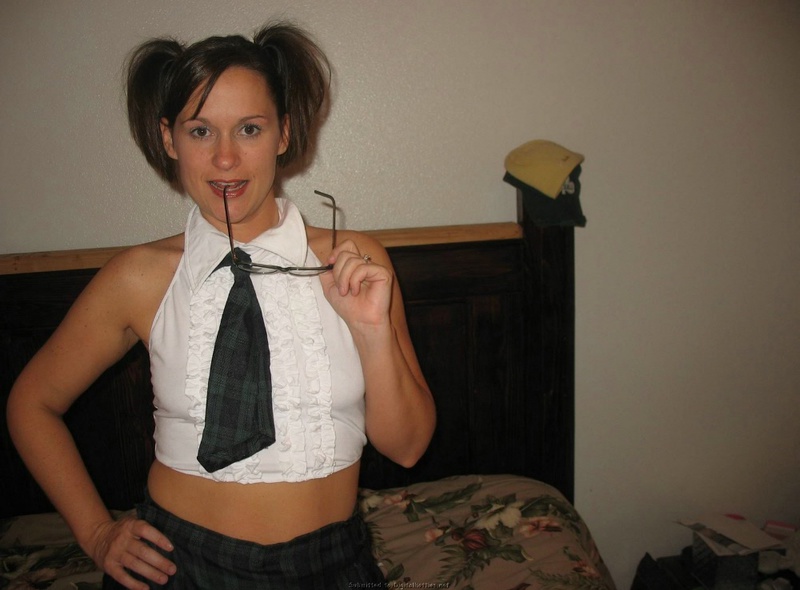 Зрелая женщина примеряет сексуальный костюм 6 фотография