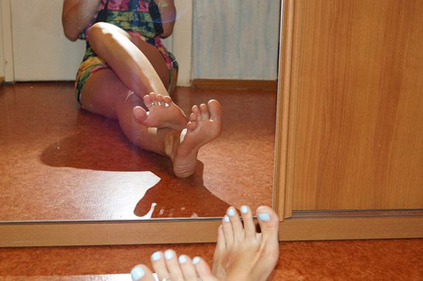 Девушки показывают красивые ступни крупным планом 11 фотография