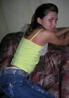 Деваха отклячила красивые ягодицы и размяла маленькие сиси 3 фото