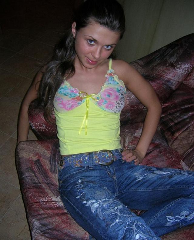 Деваха отклячила красивые ягодицы и размяла маленькие сиси 1 фотография