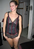 Дама сосет и дрочит себе одновременно 2 фото