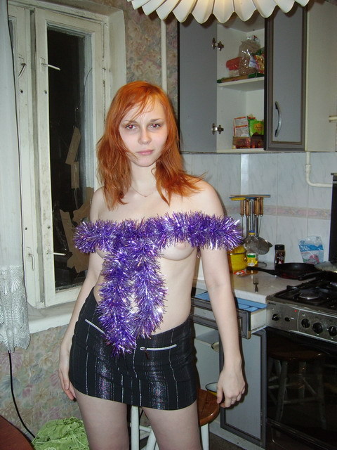 Игривая Наташка встречает праздник раздетой 2 фотография