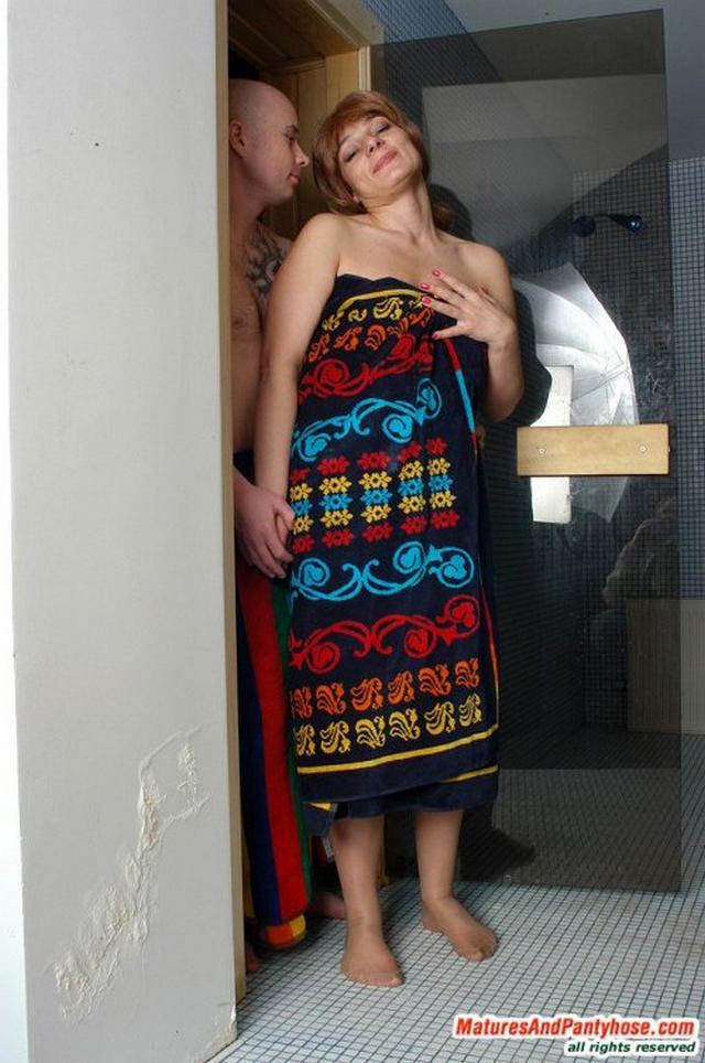 Лысый мачо вылизал щель зрелой даме и трахнул ее на диване 1 фотография