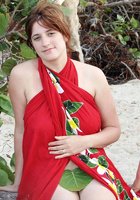 Супружеская пара активно отдыхает на морском берегу 2 фото