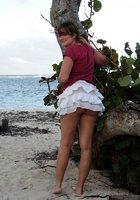 Супружеская пара активно отдыхает на морском берегу 4 фото