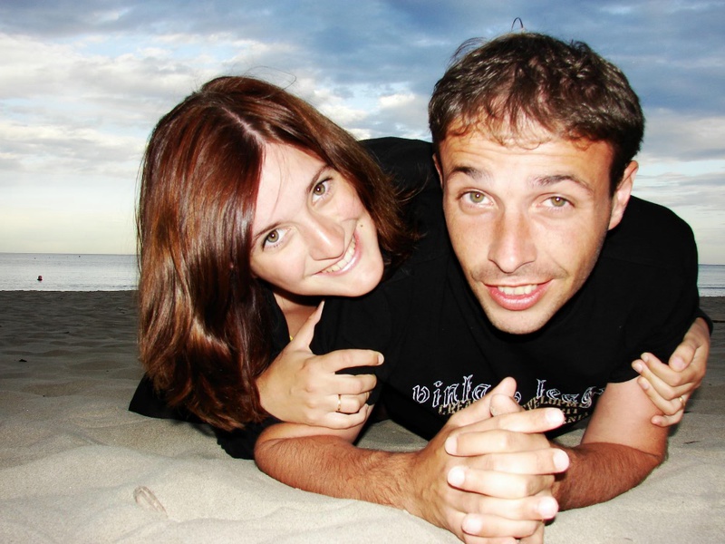 Супружеская пара активно отдыхает на морском берегу 1 фотография