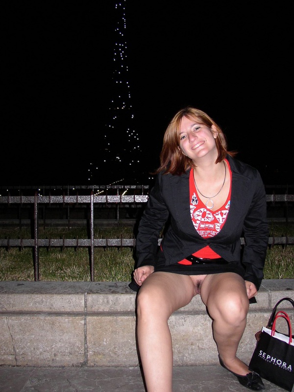 Супружеская пара активно отдыхает на морском берегу 5 фотография