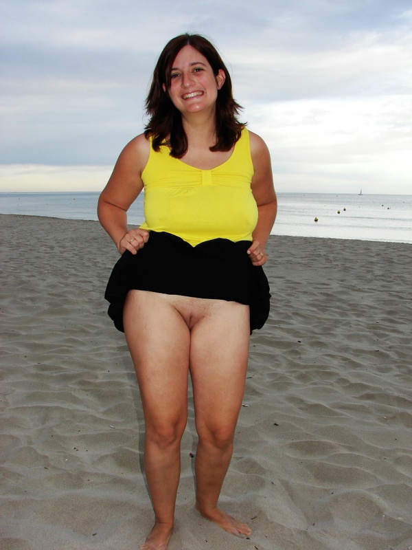 Супружеская пара активно отдыхает на морском берегу 8 фотография