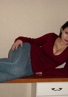 Сисястая тёлка «а-ля 90-е» на бампере старомодной тачки 1 фото