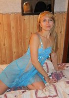 Стройная особа со светлыми волосами развратничает в спальне в стрингах 1 фото