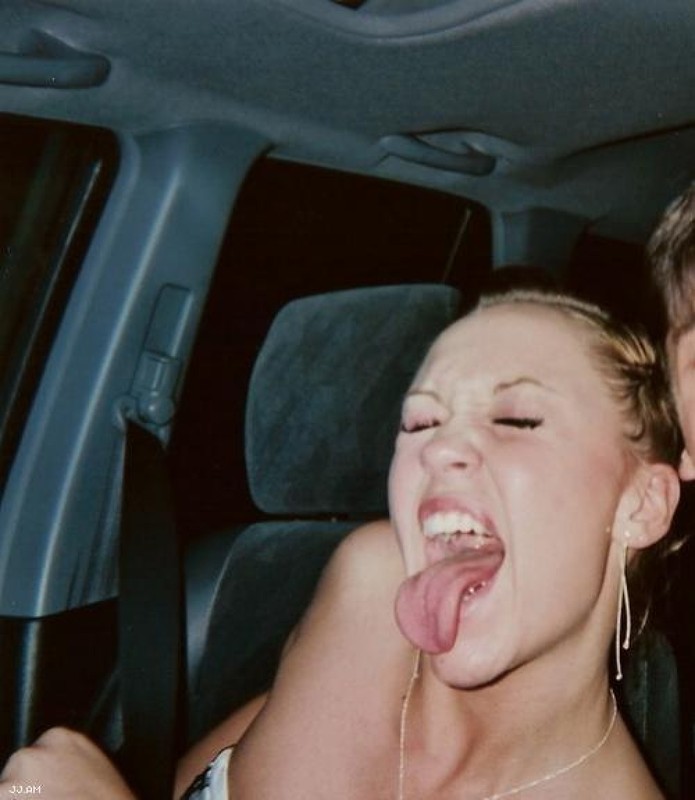 Любовница разделась и хвастается писькой на кровати 28 фотография