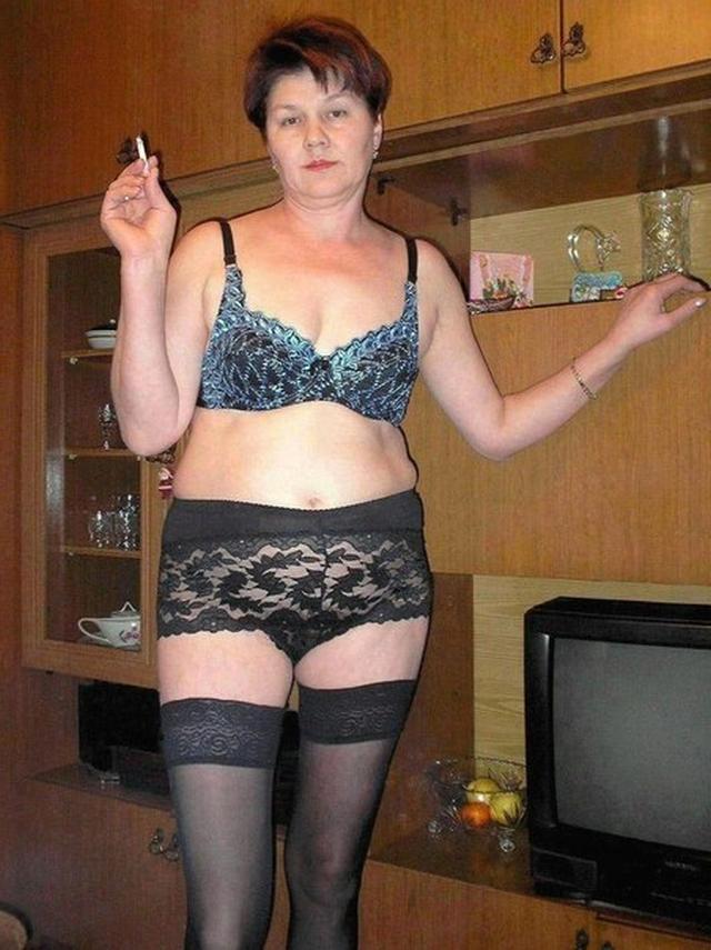 Зрелая телка с короткой стрижкой одела сексуальное белье 2 фотография