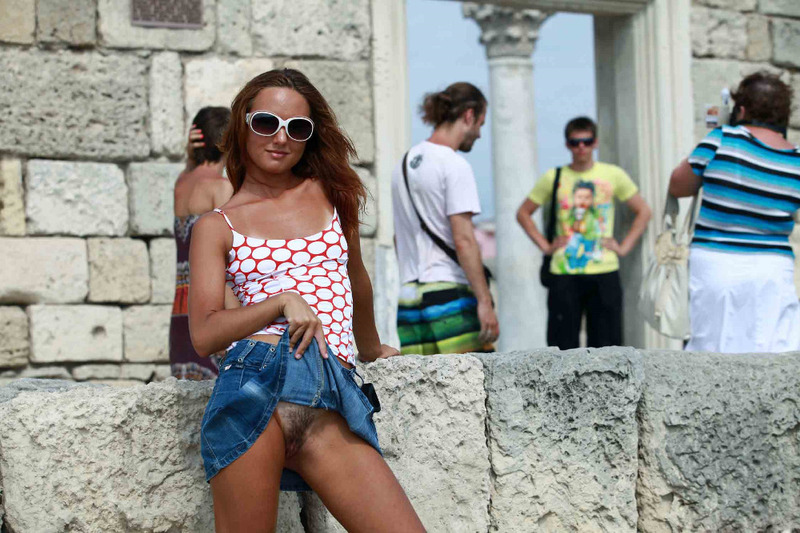 Рыжая показывает большой клитор в публичных местах 5 фотография