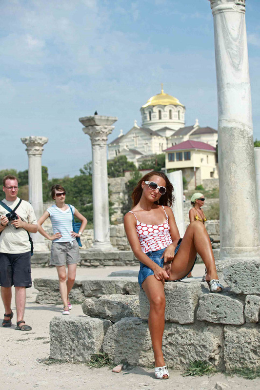 Рыжая показывает большой клитор в публичных местах 2 фотография