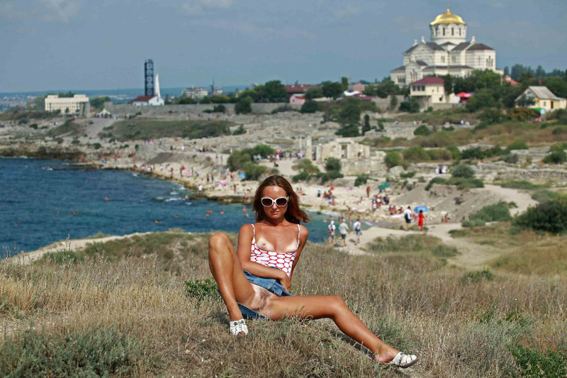 Рыжая показывает большой клитор в публичных местах 12 фотография