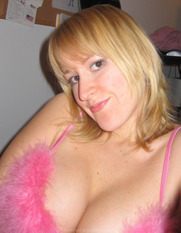 Девушка в костюме ангела делает минет и ласкает подругу 17 фотография