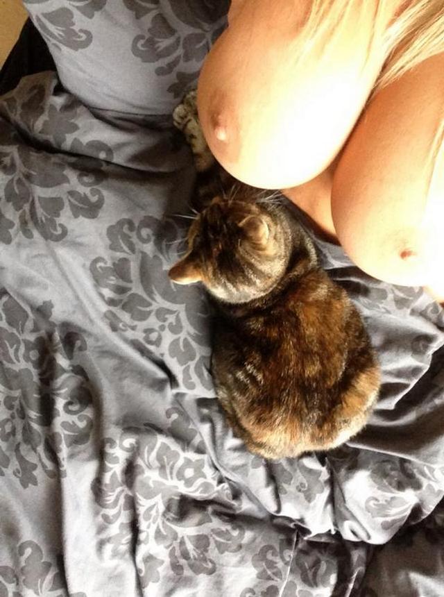 Брюнетка лежит на кровати, раздвинув ноги 17 фотография