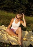 Русская сучка сосет соседу фаллос и показывает письку в трусах 9 фото