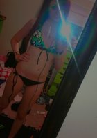 Молодые особы перед зеркалом в одежде и без нее 4 фото Молодые особы перед зеркалом в одежде и без нее 4 фото