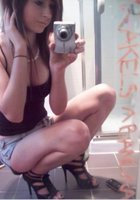 Молодые особы перед зеркалом в одежде и без нее 5 фото Молодые особы перед зеркалом в одежде и без нее 5 фото