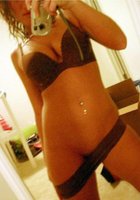 Молодые особы перед зеркалом в одежде и без нее 6 фото Молодые особы перед зеркалом в одежде и без нее 6 фото