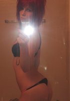 Молодые особы перед зеркалом в одежде и без нее 9 фото Молодые особы перед зеркалом в одежде и без нее 9 фото