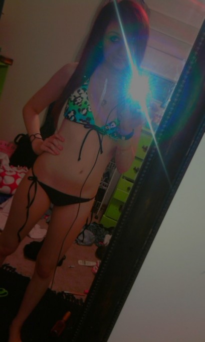 Молодые особы перед зеркалом в одежде и без нее 4 фотография