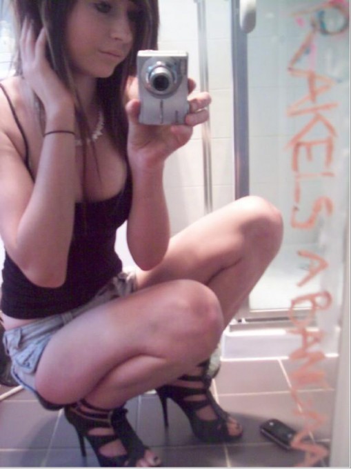 Молодые особы перед зеркалом в одежде и без нее 5 фотография